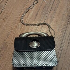 Black and silver shoulder bag with a touch of Glam‎